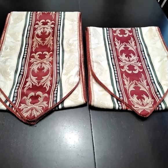 MATCHING TABLE RUNNERS TWO DIFFERENT SIZES - Picture 1 of 3